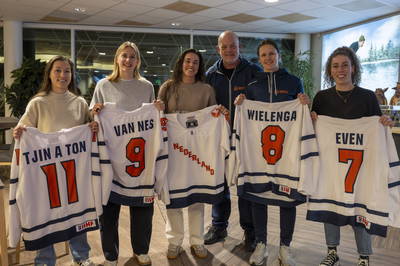 Nickey Tjin a Ton, Bieke van Nes, Zoë Barbier, Coach Marco Kronenburg, Savine Wielenga, Emily Even